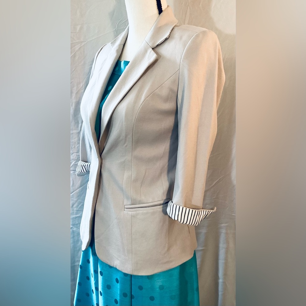 41 Hawthorn fitted 3/4 sleeve blazer. Size XS